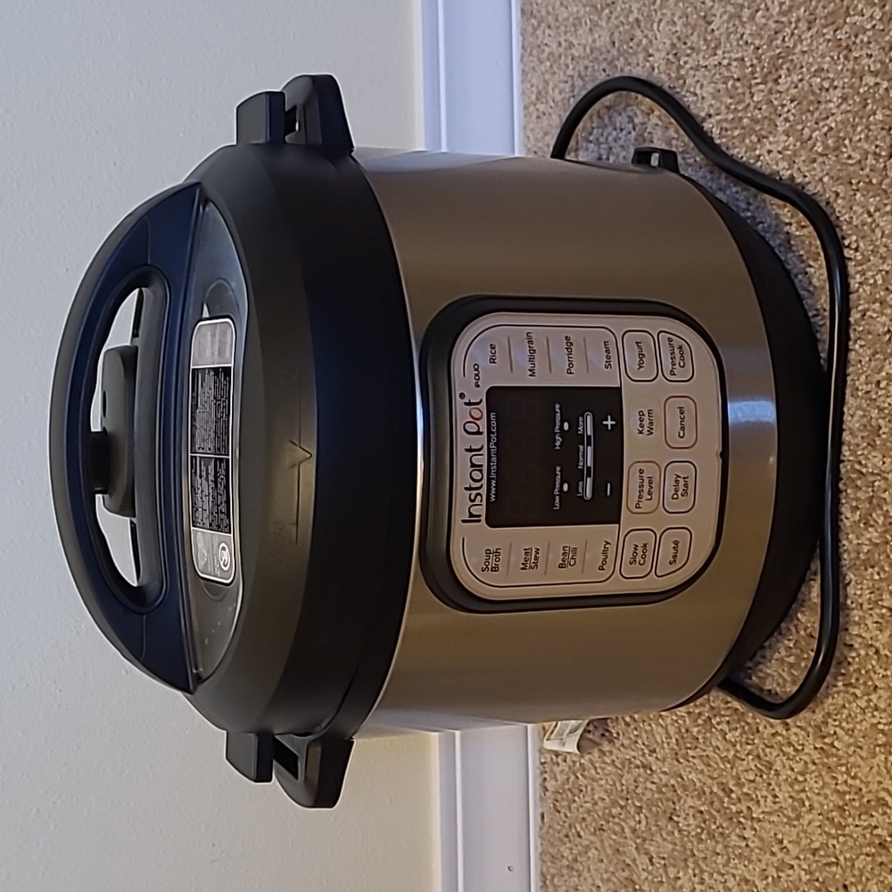 Instant Pot Duo 6 Quart, new!
